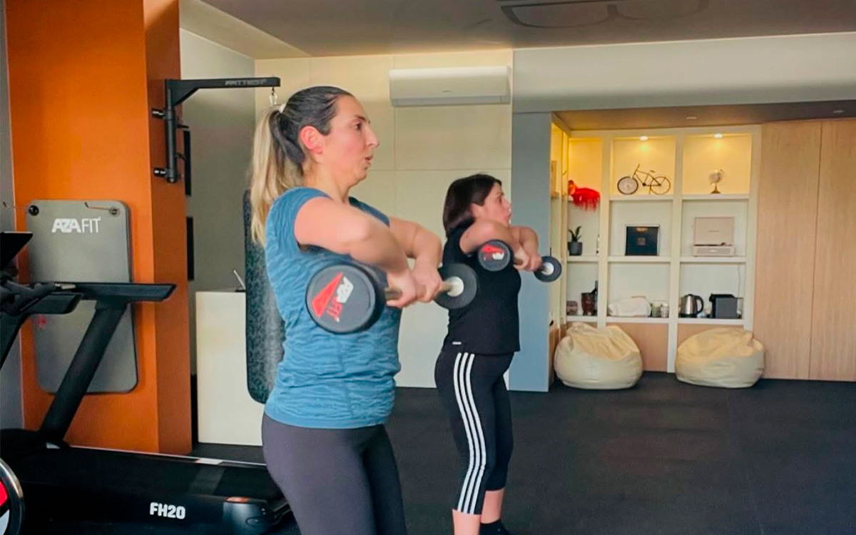 Treino personalizado em duo no Bué de Cenas em Santo Tirso — duas clientes em exercício com halteres