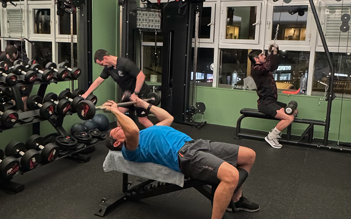 Cliente em treino personalizado de força com halter AZAFIT no Bué de Cenas em Santo Tirso